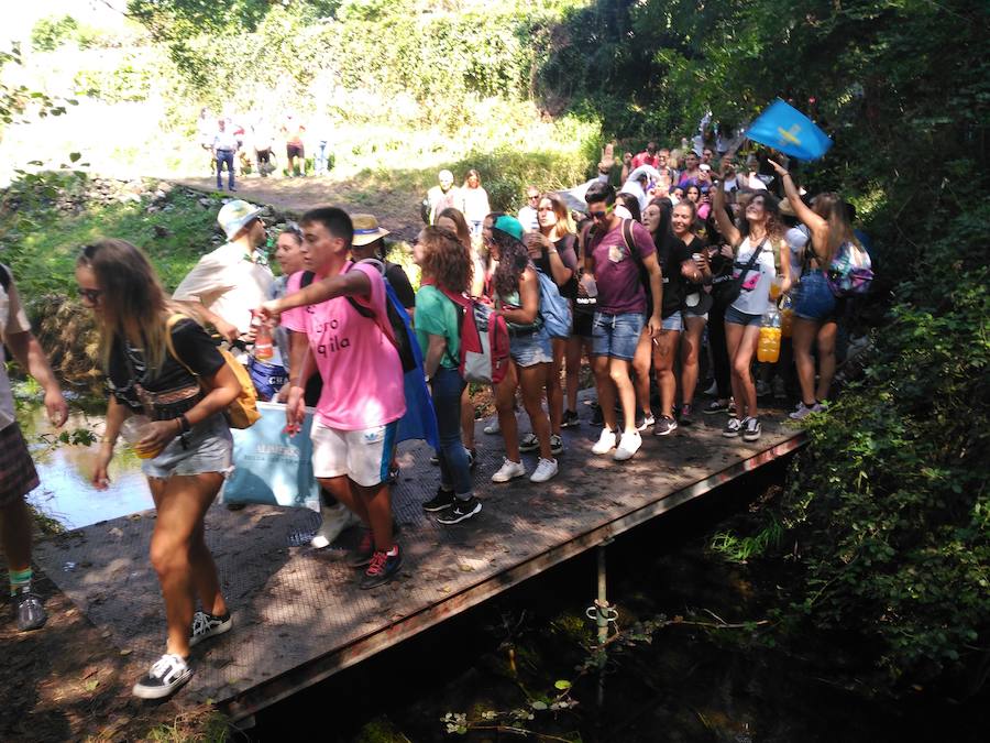 Centenares de romeros disfrutan de la última gran cita festiva del verano en el Occidente, la jira de Porcía. La emblemática alameda franquina es el lugar de encuentro de gentes de todas las edades que comparten la comida campestre y la romería tras la misa y procesión de Los Remedios. 