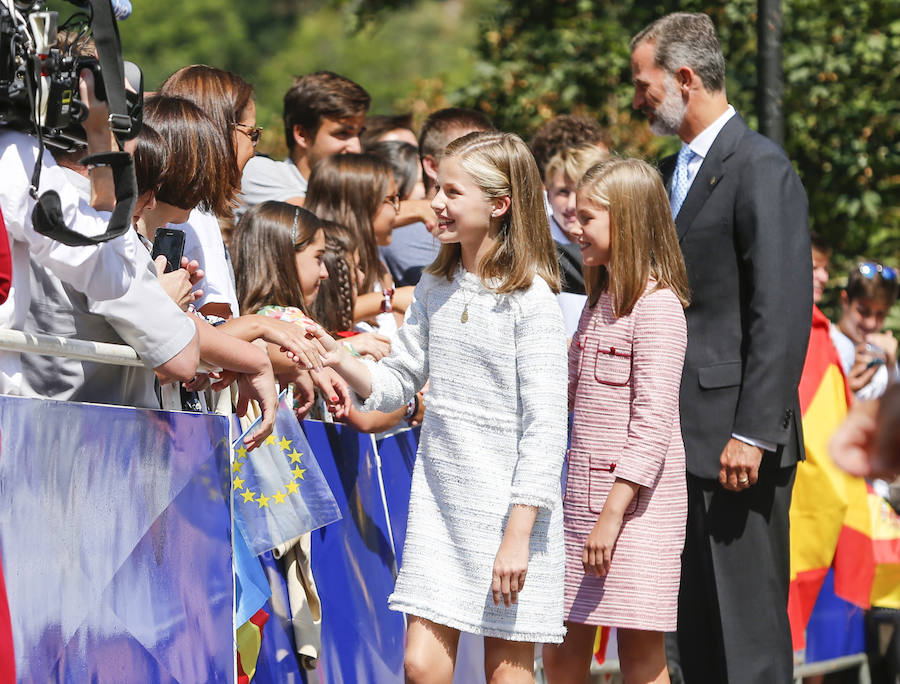 Este Día de Asturias, la princesa Leonor, heredera de la Corona, ha realizado su primera visita a Covadonga. Ha estado acompañada por sus padres, don Felipe y doña Letizia, y su hermana, la infanta Sofía.