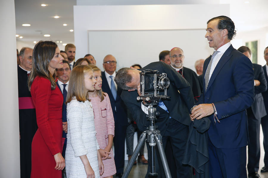 Este Día de Asturias, la princesa Leonor, heredera de la Corona, ha realizado su primera visita a Covadonga. Ha estado acompañada por sus padres, don Felipe y doña Letizia, y su hermana, la infanta Sofía.