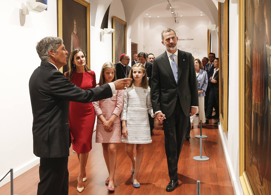 Este Día de Asturias, la princesa Leonor, heredera de la Corona, ha realizado su primera visita a Covadonga. Ha estado acompañada por sus padres, don Felipe y doña Letizia, y su hermana, la infanta Sofía.