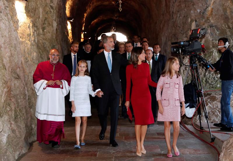 Este Día de Asturias, la princesa Leonor, heredera de la Corona, ha realizado su primera visita a Covadonga. Ha estado acompañada por sus padres, don Felipe y doña Letizia, y su hermana, la infanta Sofía.