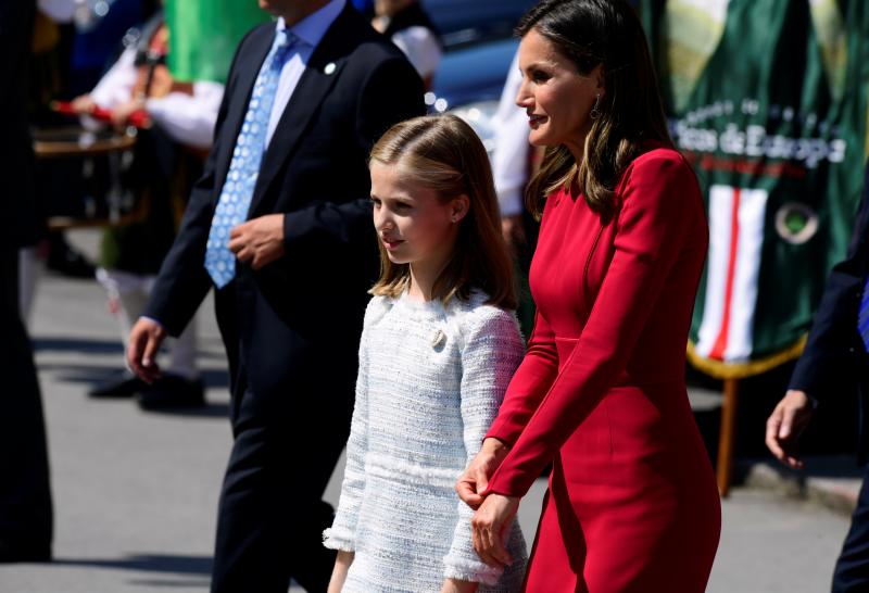 Este Día de Asturias, la princesa Leonor, heredera de la Corona, ha realizado su primera visita a Covadonga. Ha estado acompañada por sus padres, don Felipe y doña Letizia, y su hermana, la infanta Sofía.