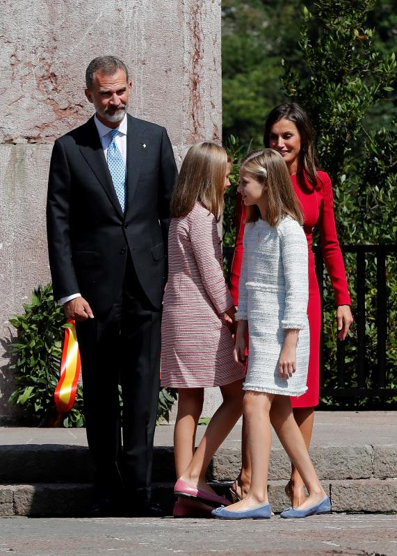 Este Día de Asturias, la princesa Leonor, heredera de la Corona, ha realizado su primera visita a Covadonga. Ha estado acompañada por sus padres, don Felipe y doña Letizia, y su hermana, la infanta Sofía.