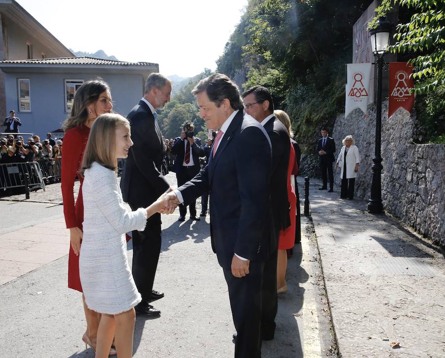 Este Día de Asturias, la princesa Leonor, heredera de la Corona, ha realizado su primera visita a Covadonga. Ha estado acompañada por sus padres, don Felipe y doña Letizia, y su hermana, la infanta Sofía.