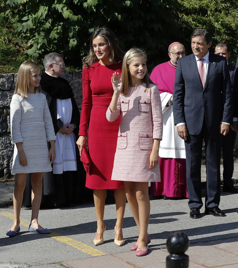 Este Día de Asturias, la princesa Leonor, heredera de la Corona, ha realizado su primera visita a Covadonga. Ha estado acompañada por sus padres, don Felipe y doña Letizia, y su hermana, la infanta Sofía.