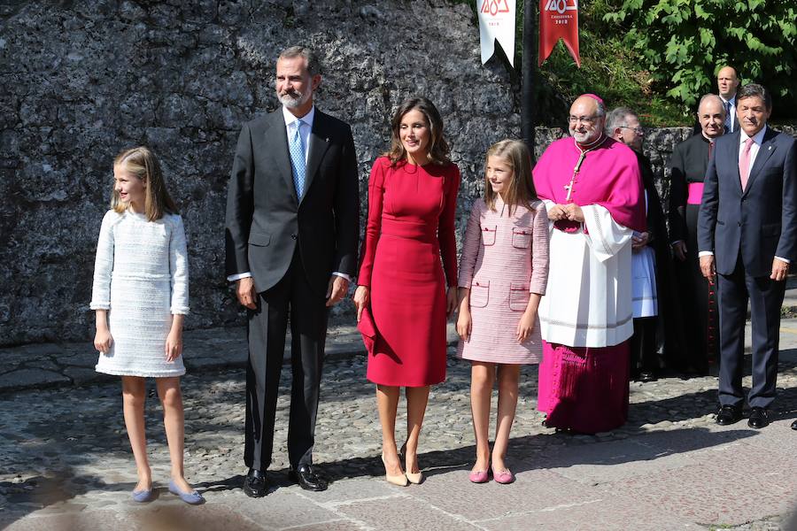 Este Día de Asturias, la princesa Leonor, heredera de la Corona, ha realizado su primera visita a Covadonga. Ha estado acompañada por sus padres, don Felipe y doña Letizia, y su hermana, la infanta Sofía.