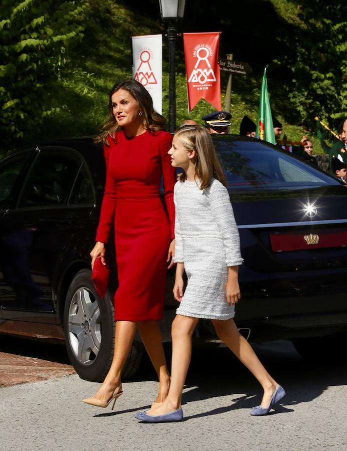 Este Día de Asturias, la princesa Leonor, heredera de la Corona, ha realizado su primera visita a Covadonga. Ha estado acompañada por sus padres, don Felipe y doña Letizia, y su hermana, la infanta Sofía.