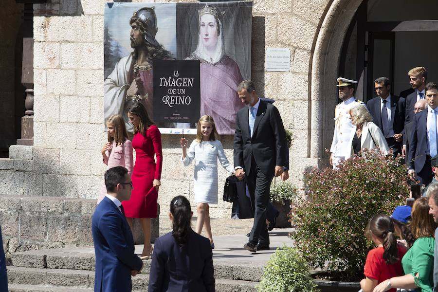 Este Día de Asturias, la princesa Leonor, heredera de la Corona, ha realizado su primera visita a Covadonga. Ha estado acompañada por sus padres, don Felipe y doña Letizia, y su hermana, la infanta Sofía.