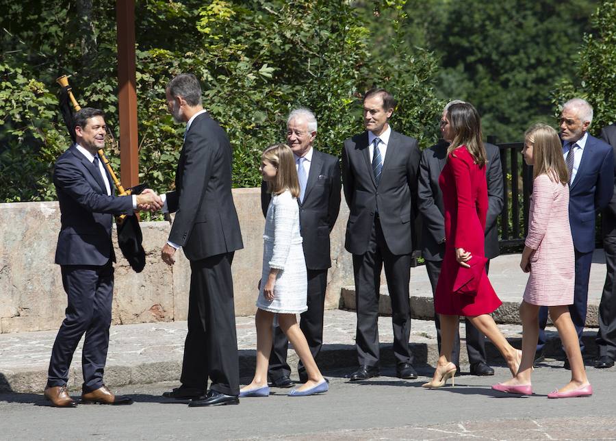 Este Día de Asturias, la princesa Leonor, heredera de la Corona, ha realizado su primera visita a Covadonga. Ha estado acompañada por sus padres, don Felipe y doña Letizia, y su hermana, la infanta Sofía.