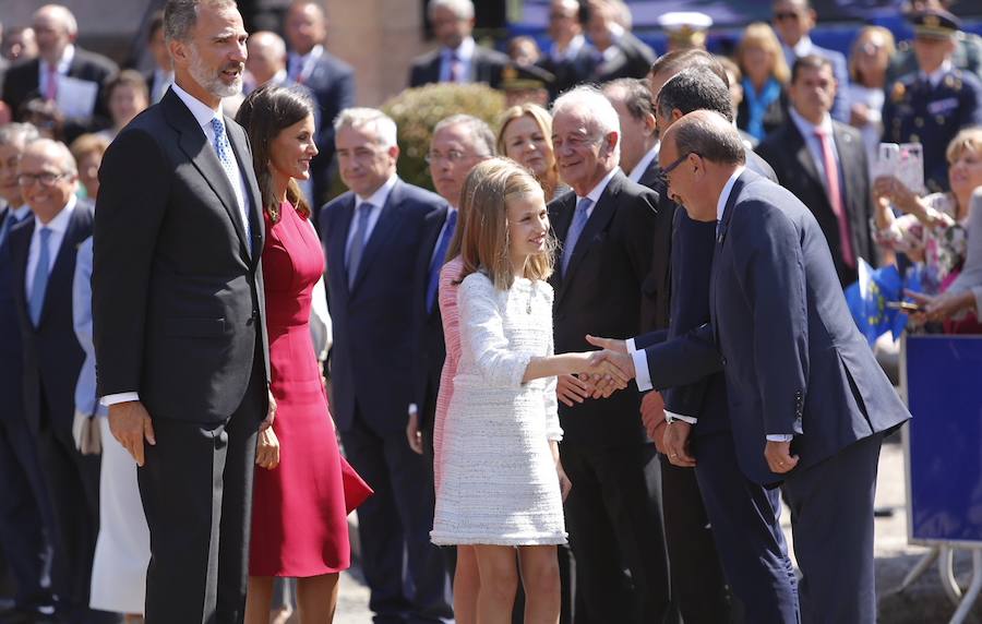 Este Día de Asturias, la princesa Leonor, heredera de la Corona, ha realizado su primera visita a Covadonga. Ha estado acompañada por sus padres, don Felipe y doña Letizia, y su hermana, la infanta Sofía.