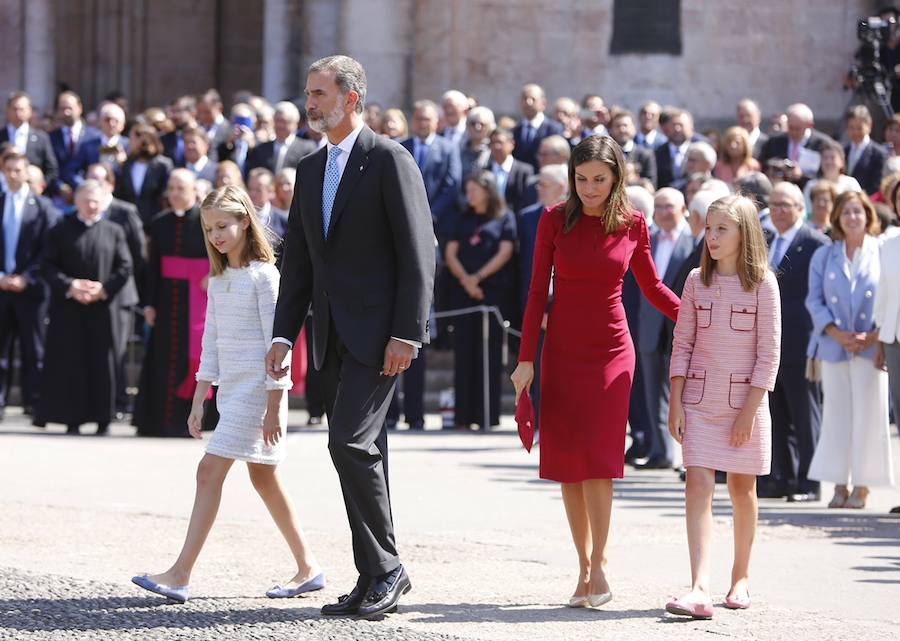 Este Día de Asturias, la princesa Leonor, heredera de la Corona, ha realizado su primera visita a Covadonga. Ha estado acompañada por sus padres, don Felipe y doña Letizia, y su hermana, la infanta Sofía.