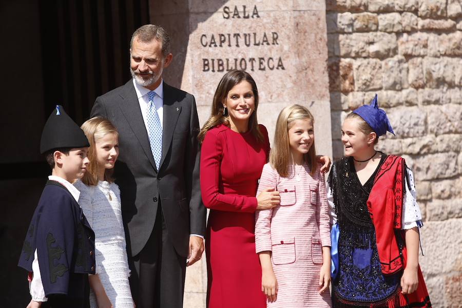 Este Día de Asturias, la princesa Leonor, heredera de la Corona, ha realizado su primera visita a Covadonga. Ha estado acompañada por sus padres, don Felipe y doña Letizia, y su hermana, la infanta Sofía.