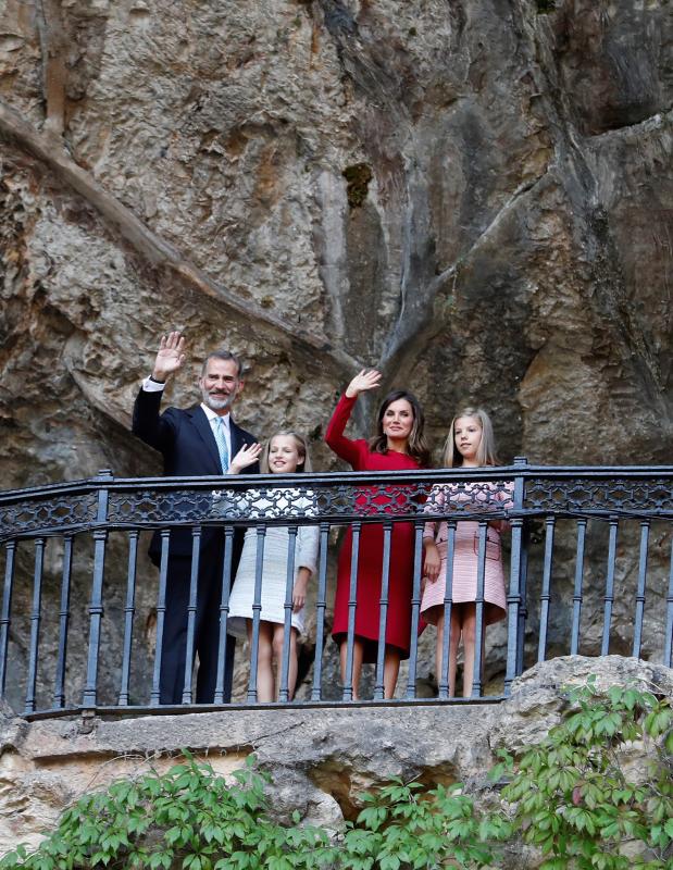 Este Día de Asturias, la princesa Leonor, heredera de la Corona, ha realizado su primera visita a Covadonga. Ha estado acompañada por sus padres, don Felipe y doña Letizia, y su hermana, la infanta Sofía.