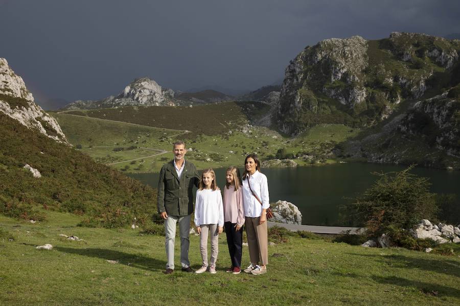 Este Día de Asturias, la princesa Leonor, heredera de la Corona, ha realizado su primera visita a Covadonga. Ha estado acompañada por sus padres, don Felipe y doña Letizia, y su hermana, la infanta Sofía.