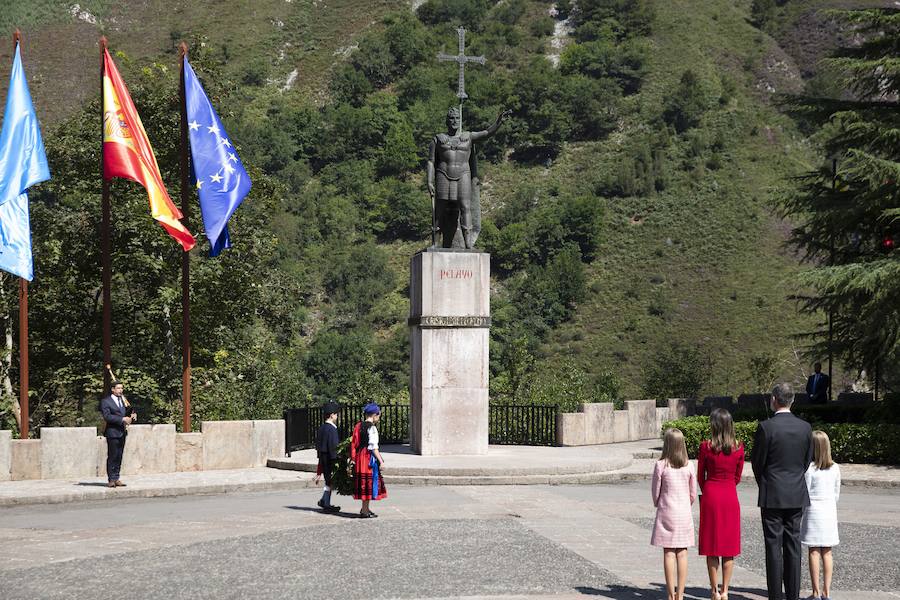 Este Día de Asturias, la princesa Leonor, heredera de la Corona, ha realizado su primera visita a Covadonga. Ha estado acompañada por sus padres, don Felipe y doña Letizia, y su hermana, la infanta Sofía.