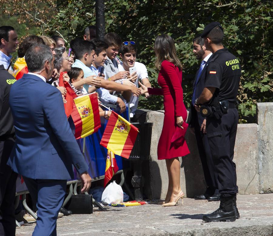 Centenares de personas se han desplazado a Covadonga para ser testigos de un día histórico: la primera visita de la Princesa de Asturias al Real Sitio. 