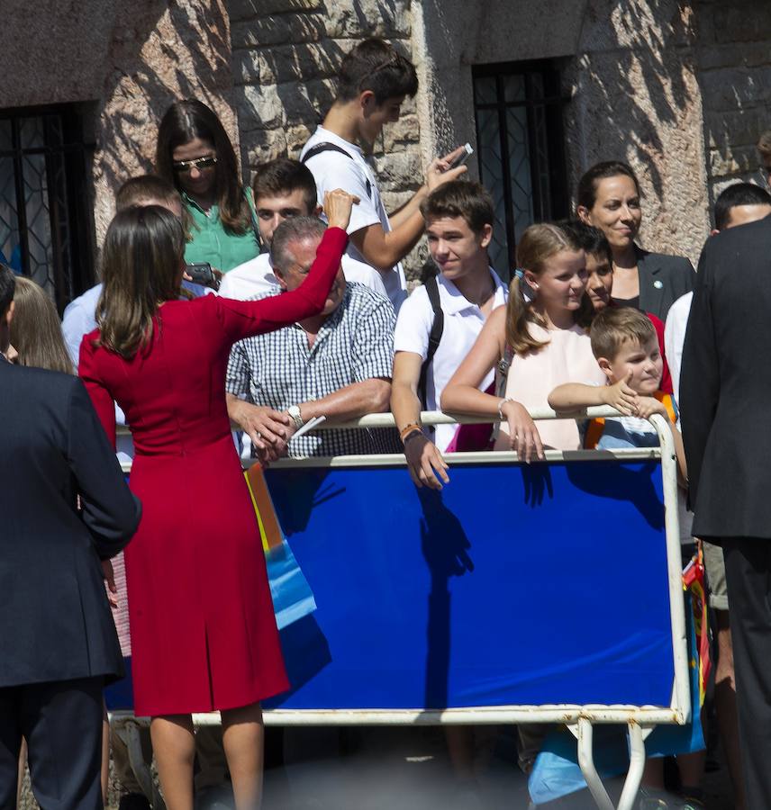 Centenares de personas se han desplazado a Covadonga para ser testigos de un día histórico: la primera visita de la Princesa de Asturias al Real Sitio. 