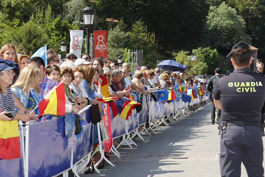 Centenares de personas se han desplazado a Covadonga para ser testigos de un día histórico: la primera visita de la Princesa de Asturias al Real Sitio. 