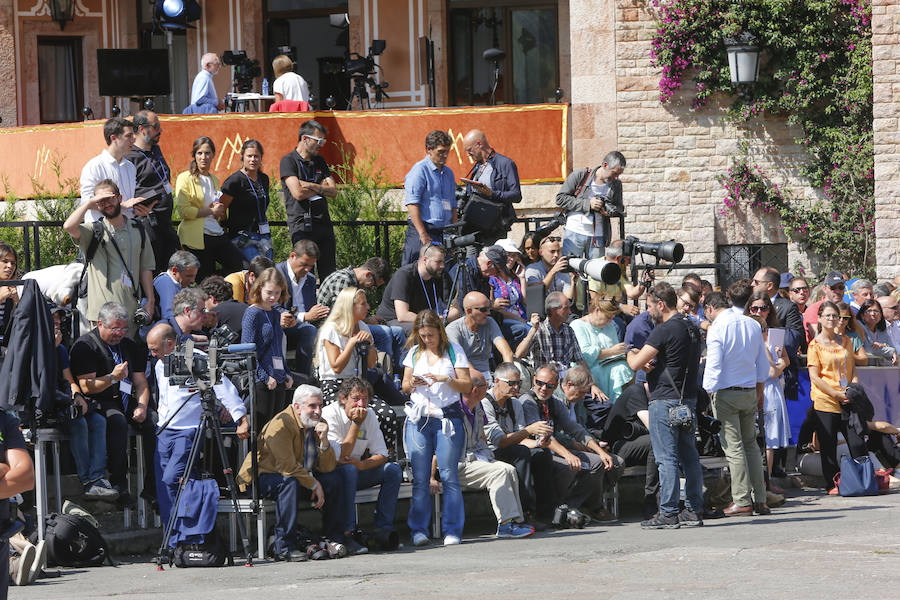 Centenares de personas se han desplazado a Covadonga para ser testigos de un día histórico: la primera visita de la Princesa de Asturias al Real Sitio. 