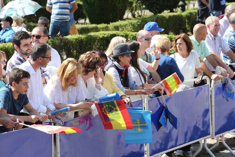 Centenares de personas se han desplazado a Covadonga para ser testigos de un día histórico: la primera visita de la Princesa de Asturias al Real Sitio. 