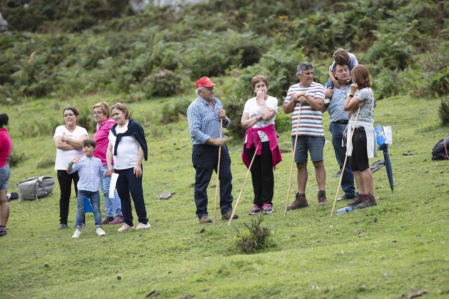 Centenares de personas se han desplazado a Covadonga para ser testigos de un día histórico: la primera visita de la Princesa de Asturias al Real Sitio. 