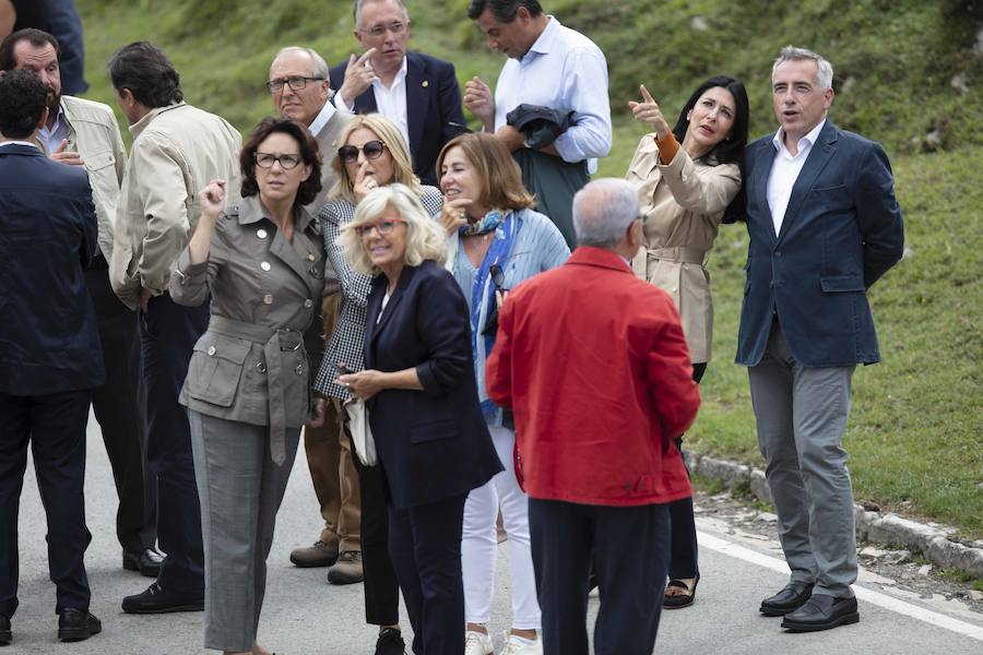 Centenares de personas se han desplazado a Covadonga para ser testigos de un día histórico: la primera visita de la Princesa de Asturias al Real Sitio. 