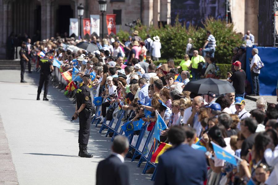 Centenares de personas se han desplazado a Covadonga para ser testigos de un día histórico: la primera visita de la Princesa de Asturias al Real Sitio. 