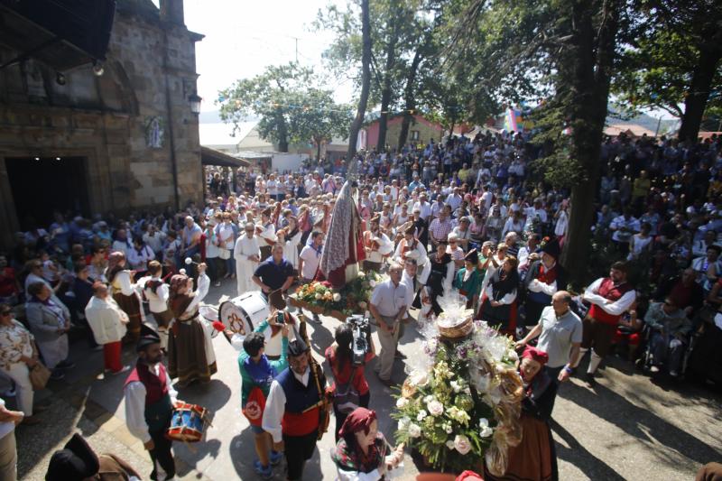 Langreo festeja hoy el día grande de su patrona, la Virgen del Carbayu. Además de la misa, la tradicional procesión y la comida campestre, se ha hecho entrega del galardón langreano de Honor 2018 al Conservatorio de Música del valle del Nalón.