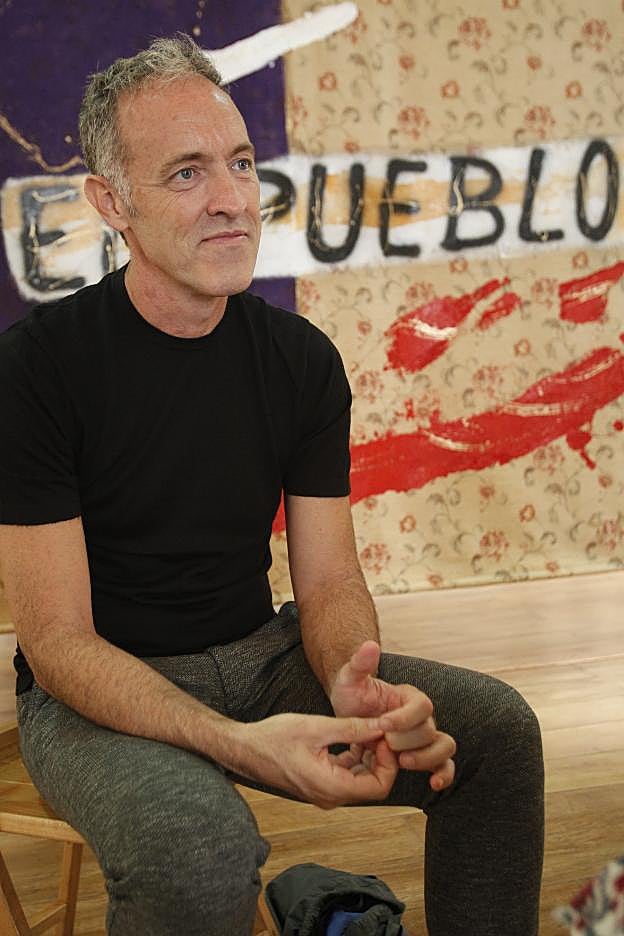 Miguel del Arco, enmarcado por una de las obras de arte que 'Fuenteovejuna' ha inspirado y que se muestran en la plaza ovetense de Trascorrales. 