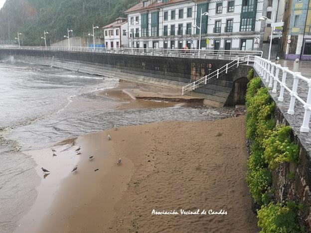 La playa de La Pregona, a donde llegó el agua turbia. :: A. V. C.