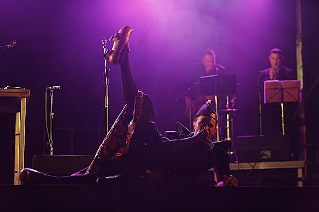 El polifacético Rodrigo Cuevas apareció sobre el escenario de Campo de Caso con su clásica montera picona y madreñas. 