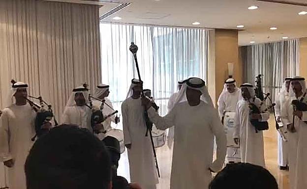 El himno de Asturias, interpretado por la banda de gaitas de la Policía de Dubai