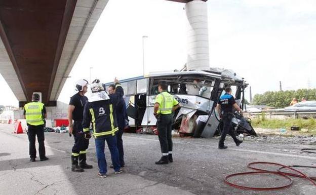 Accidente de autobús en Avilés | La Guardia Civil interroga a los testigos para descartar un fallo humano del conductor