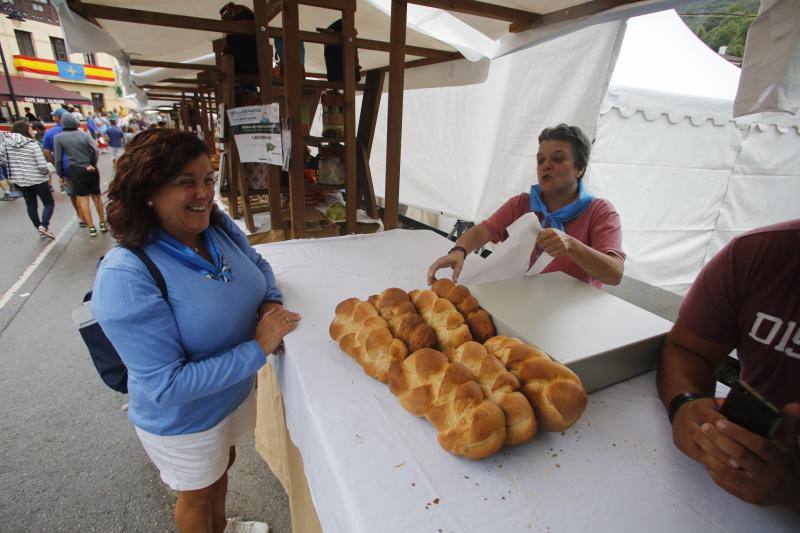 La actuación de Rodrigo Cuevas, la artesanía y la rica gastronomía con el queso como protagonista indiscutible, fueron los platos fuertes de la jornada festiva.