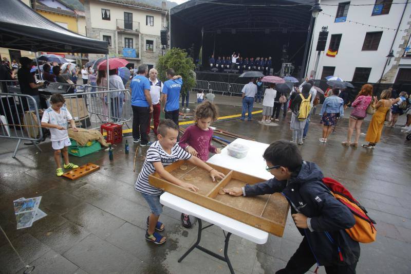 La actuación de Rodrigo Cuevas, la artesanía y la rica gastronomía con el queso como protagonista indiscutible, fueron los platos fuertes de la jornada festiva.