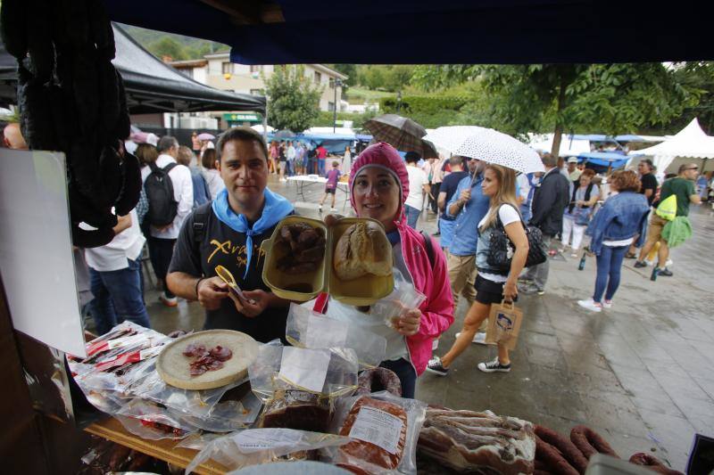 La actuación de Rodrigo Cuevas, la artesanía y la rica gastronomía con el queso como protagonista indiscutible, fueron los platos fuertes de la jornada festiva.
