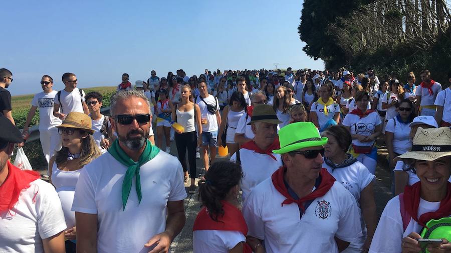 Cientos de personas acudieron al arenal para disfrutar de una joranda festiva. 