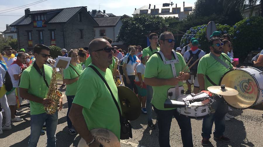 Cientos de personas acudieron al arenal para disfrutar de una joranda festiva. 