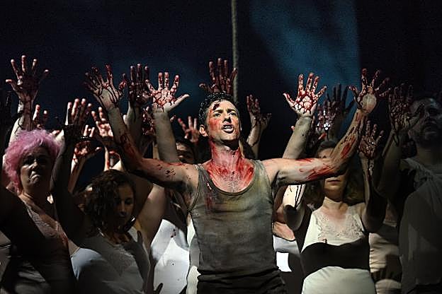 Una de las escenas corales del primer acto de 'Fuenteovejuna', con el pueblo pidiendo paz. 