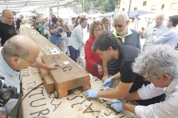 Vecinos y visitantes acudieron al certamen para probar la larga tosta de quesos artesanos. 