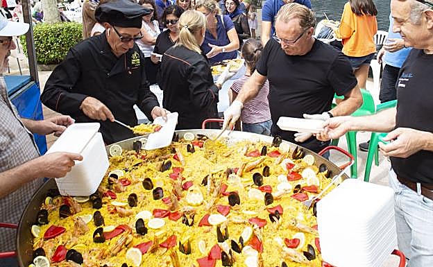 La Guía. El cocinero Pepe Cabellé elaboró una paella gigante. 