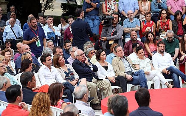 Cargos como las consejeras Dolores Carcedo y María Jesús Álvarez; el secretario de Estado de Medioambiente, Hugo Alfonso Morán; el senador Vicente Álvarez Areces o el portavoz del PSOE en la Junta, Marcelino Marcos Líndez, acudieron a la cita. 