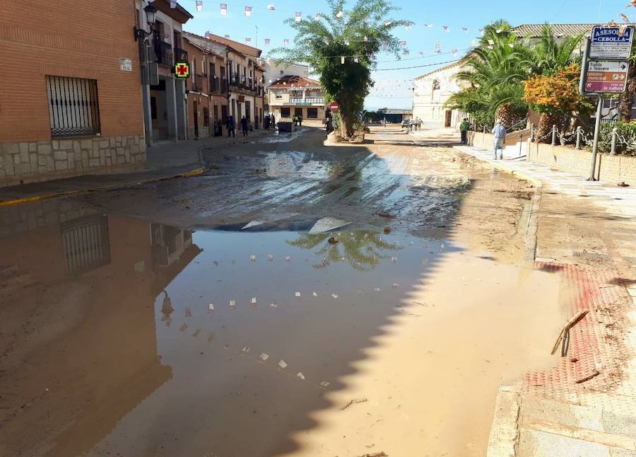 Imagen secundaria 1 - Setenta viviendas inundadas y 30 vehículos dañados por la riada de Cebolla
