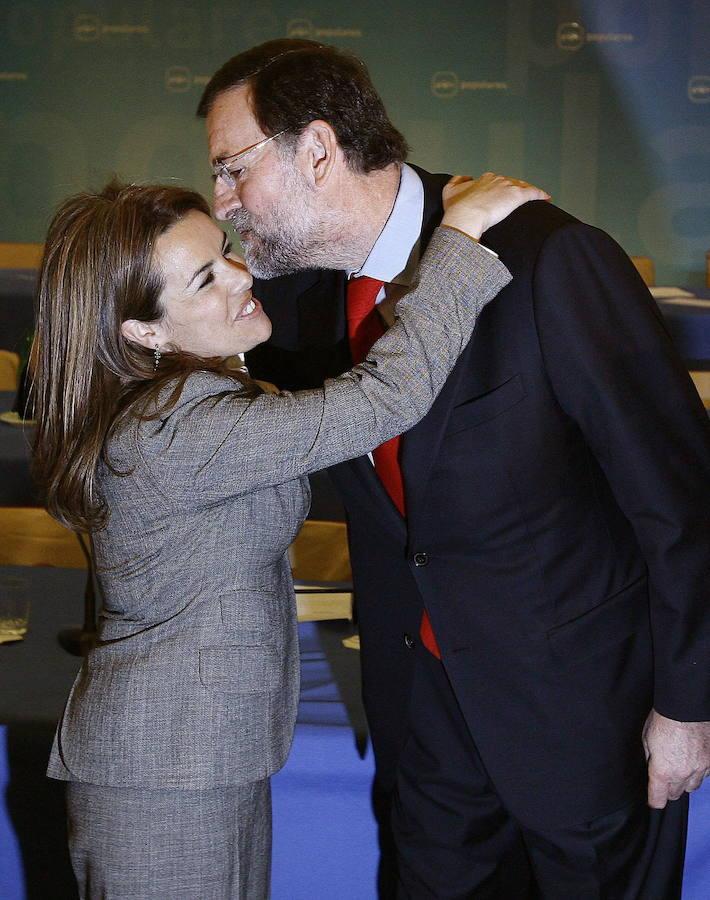 Cuatro años después se convierte en mano derecha de Rajoy, quien la felicita tras nombrarla portavoz en el Congreso en 2008.