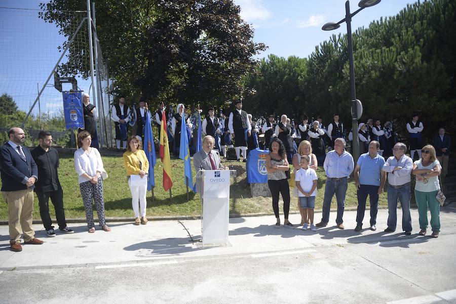 El alcalde, Wenceslao López, ha presidido el acto del descubrimiento de la placa del Parque Emilia García 'La Pixarra' en memoria de la gran aficionada del Real Oviedo.