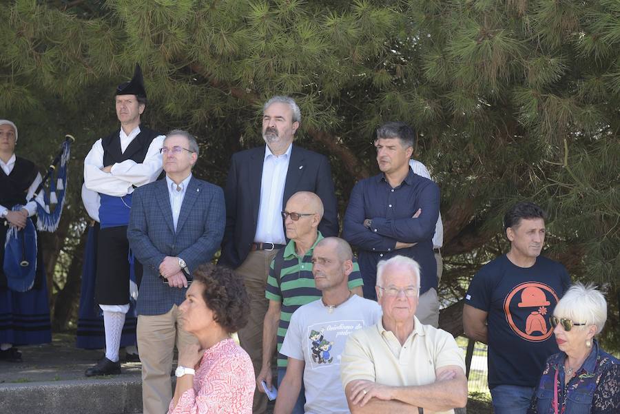 El alcalde, Wenceslao López, ha presidido el acto del descubrimiento de la placa del Parque Emilia García 'La Pixarra' en memoria de la gran aficionada del Real Oviedo.