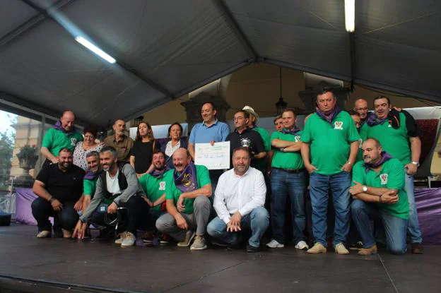 Julián Castañón, en el centro, con el diploma, junto a autoridades y organizadores del concurso. 