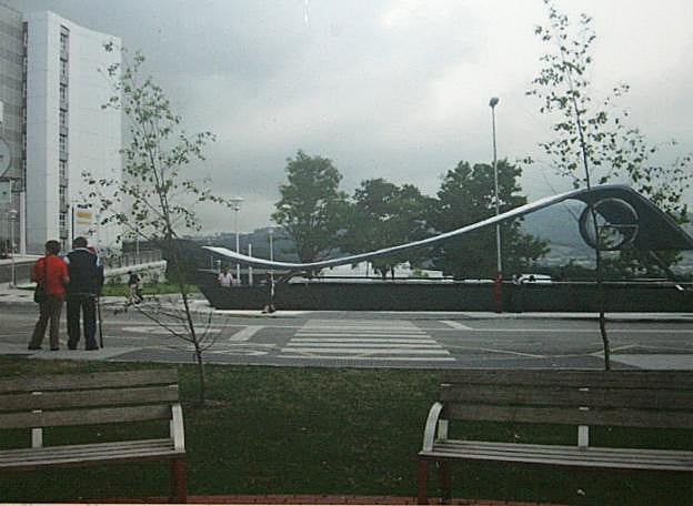 Hospital. Acceso a la estación término en Cabueñes. 