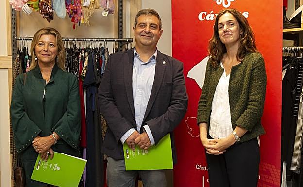 Pilar Vázquez, Esteban Aparicio y Miriam Gonzalo, en la tienda de Cáritas de la calle Uría. 