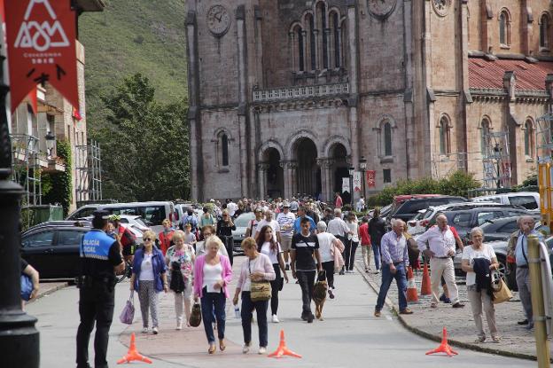 Visitantes frente a la basílica de Covadonga, el domingo. 